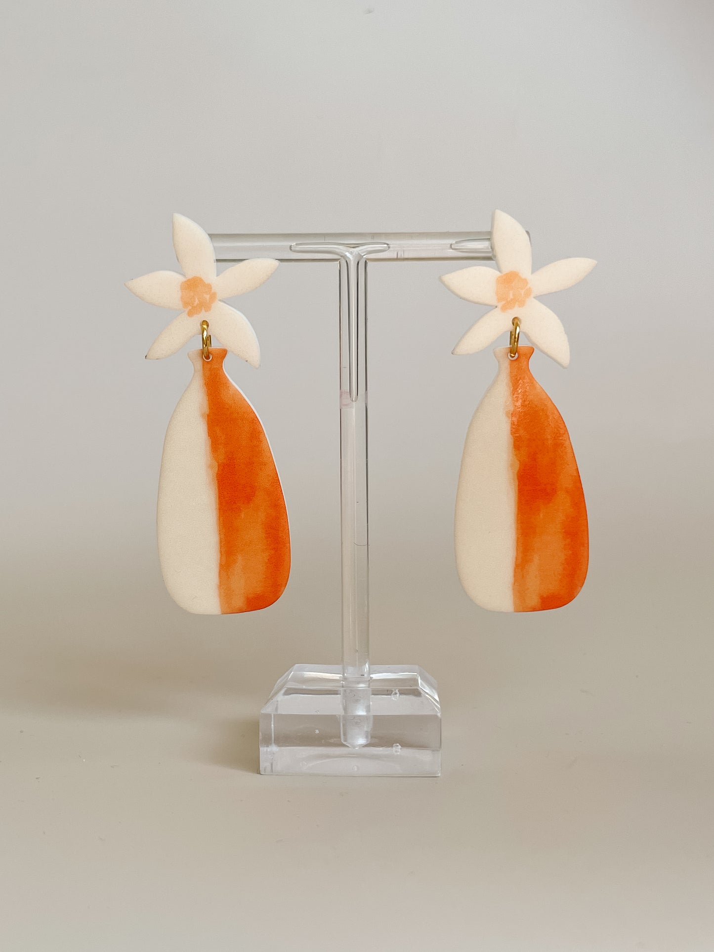 Daisy in a Cream/Orange Vase